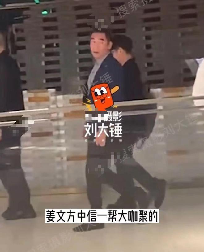 姜文等大佬深夜聚会，美女被灌得烂醉如泥，黄晓明亲自背上车