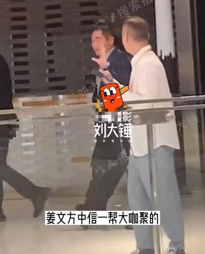姜文等大佬深夜聚会，美女被灌得烂醉如泥，黄晓明亲自背上车