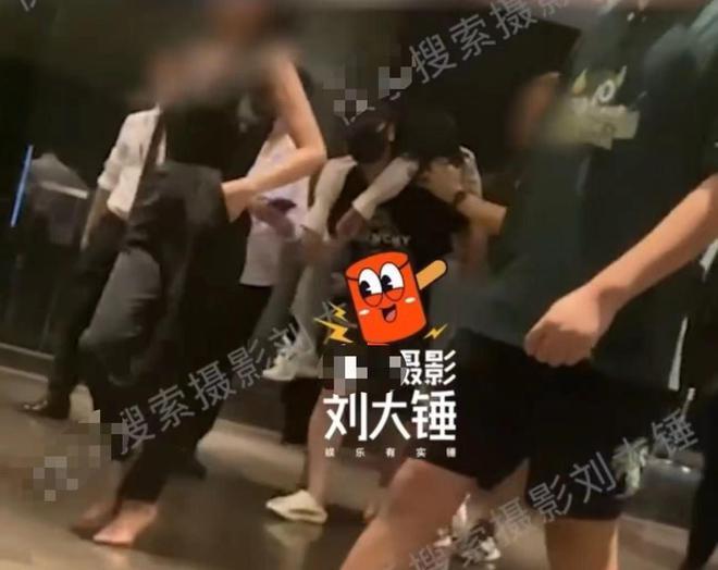 姜文等大佬深夜聚会，美女被灌得烂醉如泥，黄晓明亲自背上车