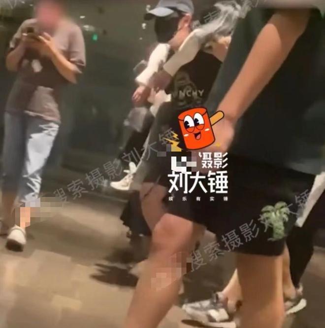 姜文等大佬深夜聚会，美女被灌得烂醉如泥，黄晓明亲自背上车