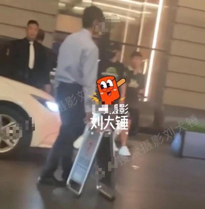 姜文等大佬深夜聚会，美女被灌得烂醉如泥，黄晓明亲自背上车