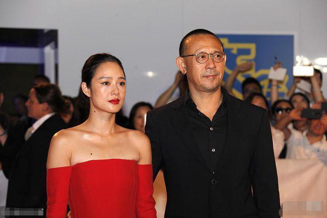 姜文等大佬深夜聚会，美女被灌得烂醉如泥，黄晓明亲自背上车