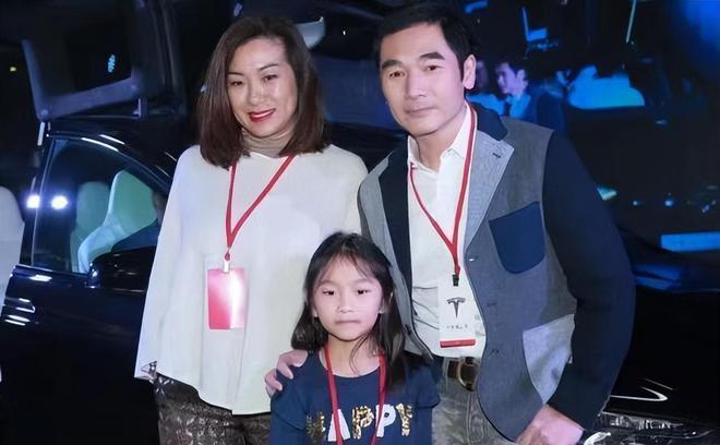 姜文等大佬深夜聚会，美女被灌得烂醉如泥，黄晓明亲自背上车
