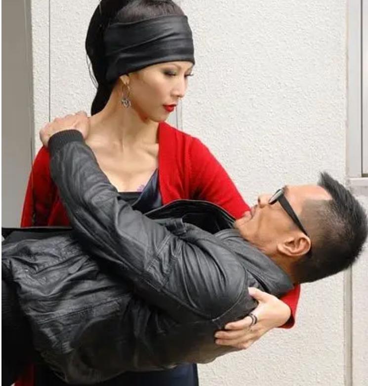 女演员被骂性骚扰,冤不冤