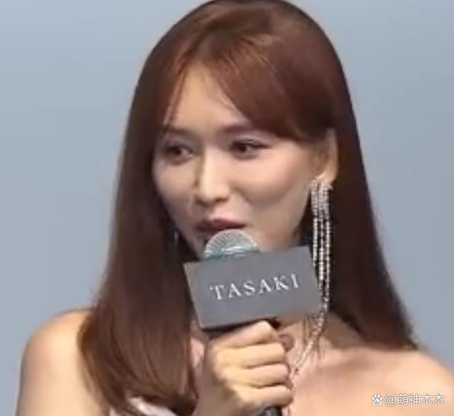 48岁林志玲最新状态曝光，脸僵苹果肌凸起，被嘲“蔡明化”