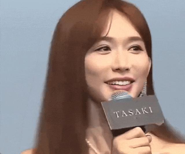 48岁林志玲最新状态曝光，脸僵苹果肌凸起，被嘲“蔡明化”