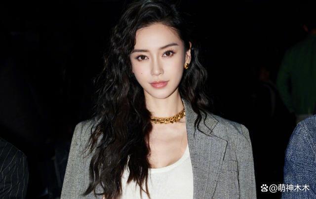 杨颖送娃上学行头遭扒，背5万的包穿1万的鞋，堪比一学期费用