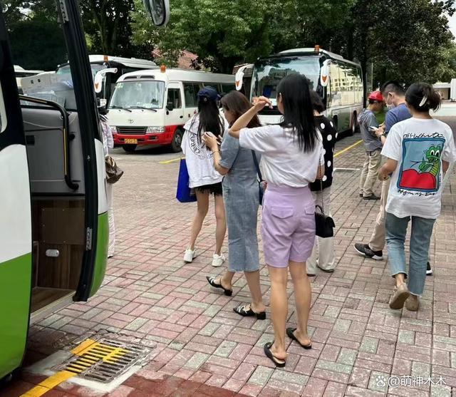 杨颖送娃上学行头遭扒，背5万的包穿1万的鞋，堪比一学期费用