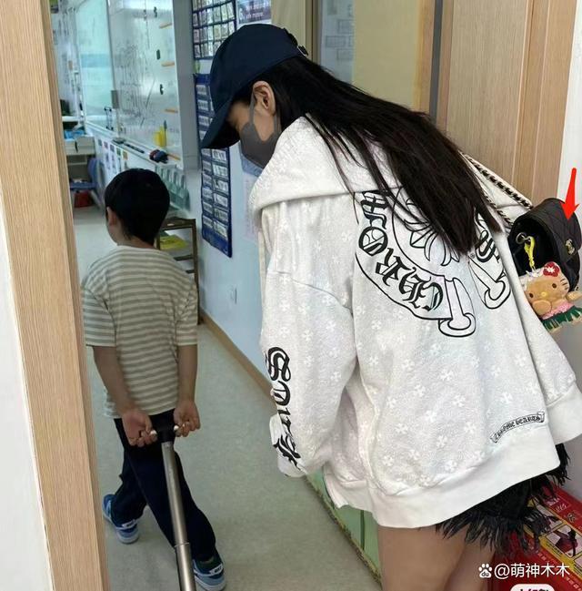 杨颖送娃上学行头遭扒，背5万的包穿1万的鞋，堪比一学期费用