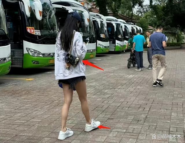 杨颖送娃上学行头遭扒，背5万的包穿1万的鞋，堪比一学期费用