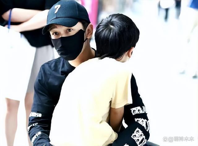 杨颖送娃上学行头遭扒，背5万的包穿1万的鞋，堪比一学期费用