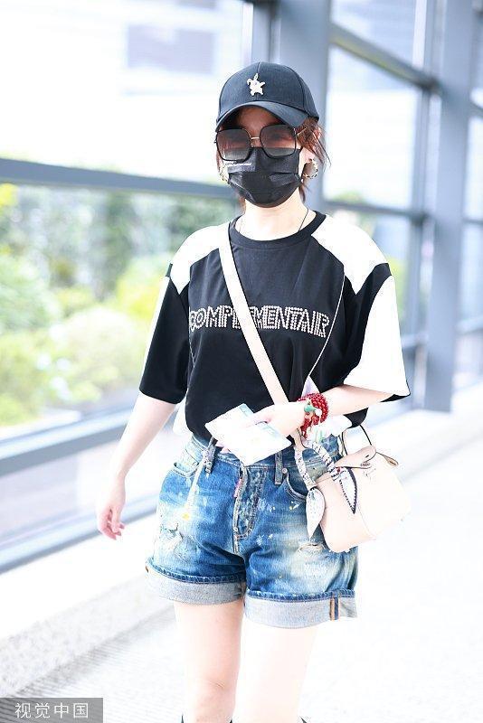 薛佳凝短裤配长筒黑丝袜现身上海虹桥机场 少女感十足