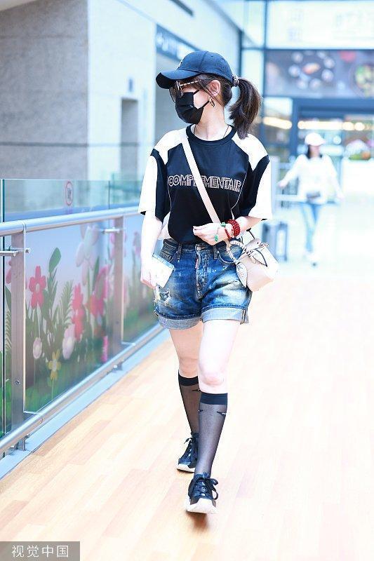 薛佳凝短裤配长筒黑丝袜现身上海虹桥机场 少女感十足