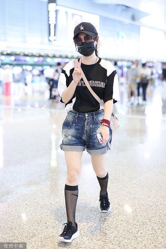 薛佳凝短裤配长筒黑丝袜现身上海虹桥机场 少女感十足