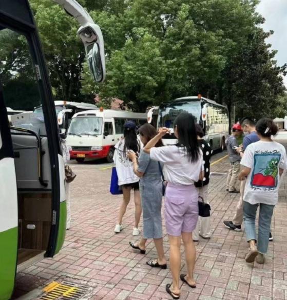 baby送小海绵去上学，和黄晓明一同出现在家长群