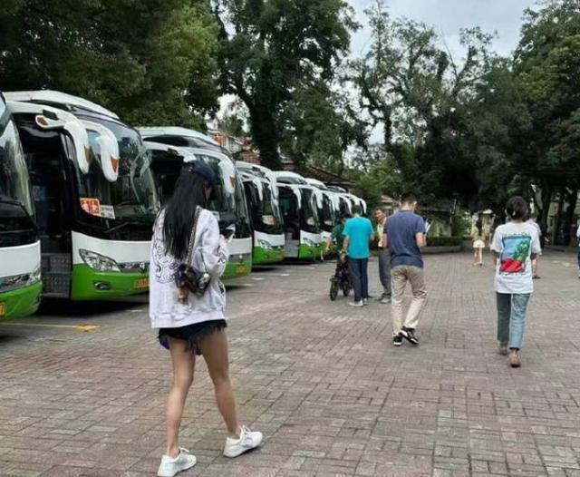 baby送小海绵去上学，和黄晓明一同出现在家长群