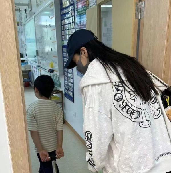 baby送小海绵去上学，和黄晓明一同出现在家长群