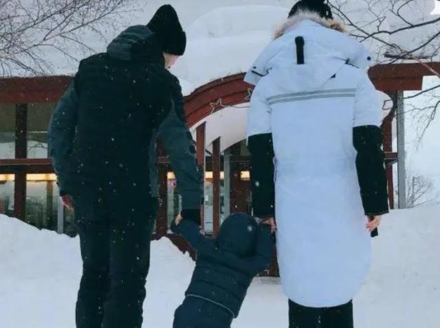 baby送小海绵去上学，和黄晓明一同出现在家长群