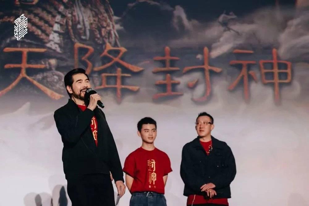 年轻导演要搞钱，先要“招摇过市”