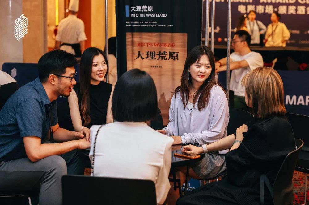 年轻导演要搞钱，先要“招摇过市”