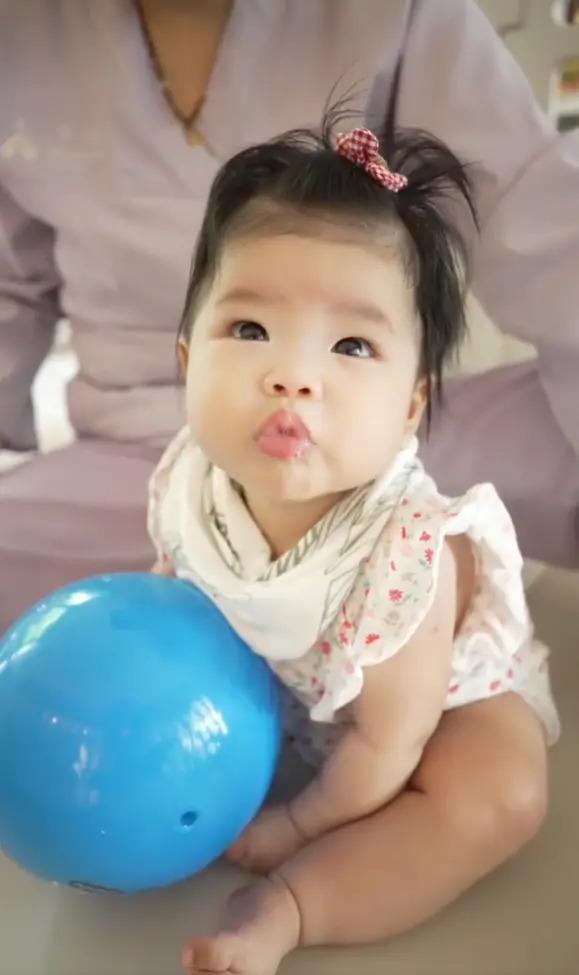 程晓玥晒女儿正脸照，被指像阿姨，不满5个月就练坐引争议