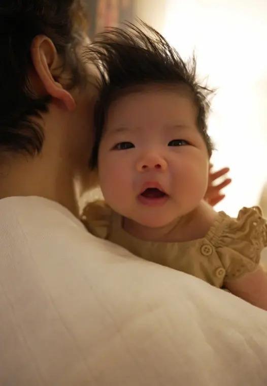 程晓玥晒女儿正脸照，被指像阿姨，不满5个月就练坐引争议