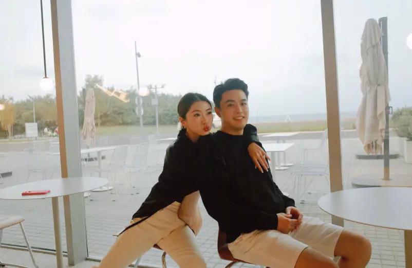 程晓玥晒女儿正脸照，被指像阿姨，不满5个月就练坐引争议