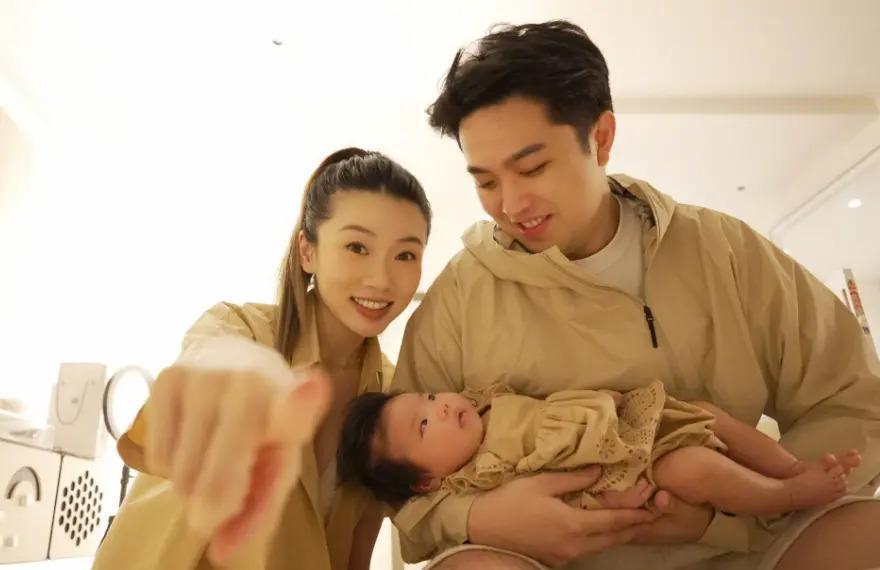 程晓玥晒女儿正脸照，被指像阿姨，不满5个月就练坐引争议