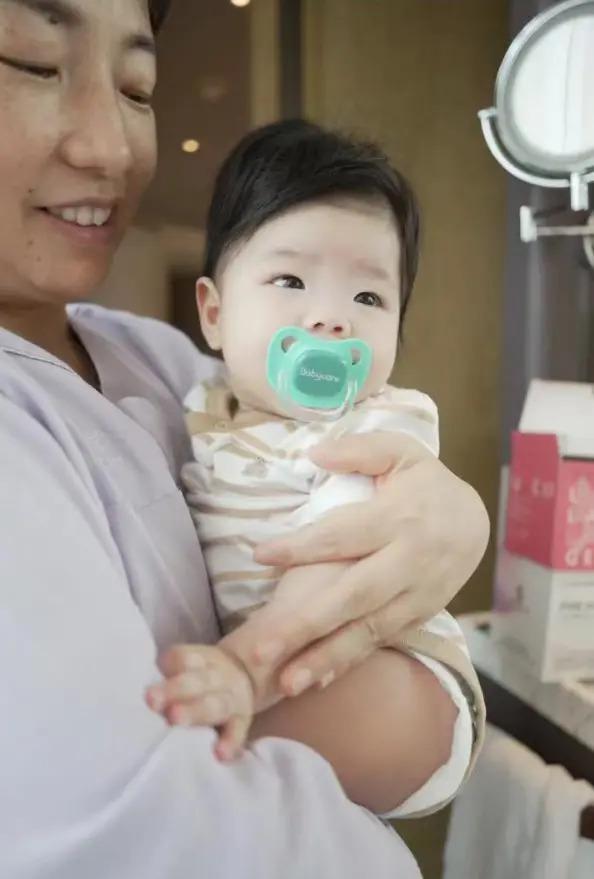 程晓玥晒女儿正脸照，被指像阿姨，不满5个月就练坐引争议