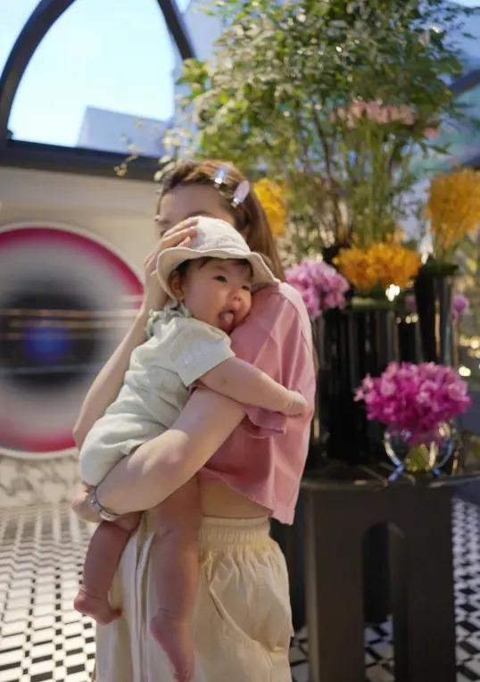 程晓玥晒女儿正脸照，被指像阿姨，不满5个月就练坐引争议