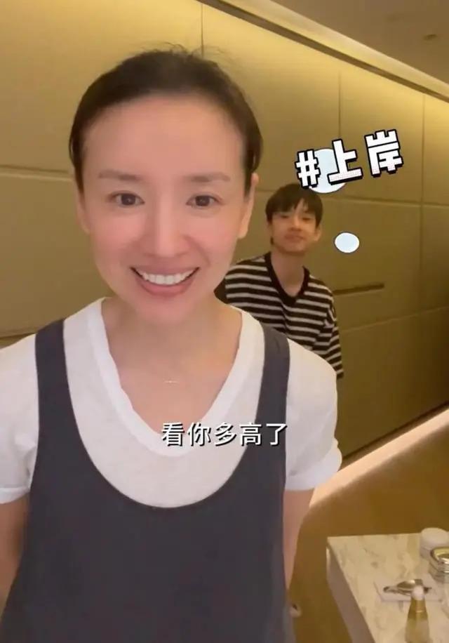 董洁分享母子有趣日常，14岁顶顶高出妈妈半个头
