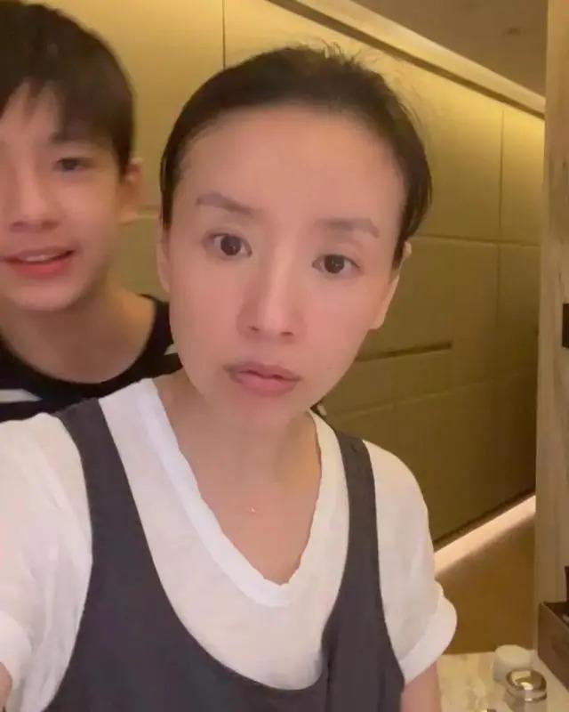 董洁分享母子有趣日常，14岁顶顶高出妈妈半个头