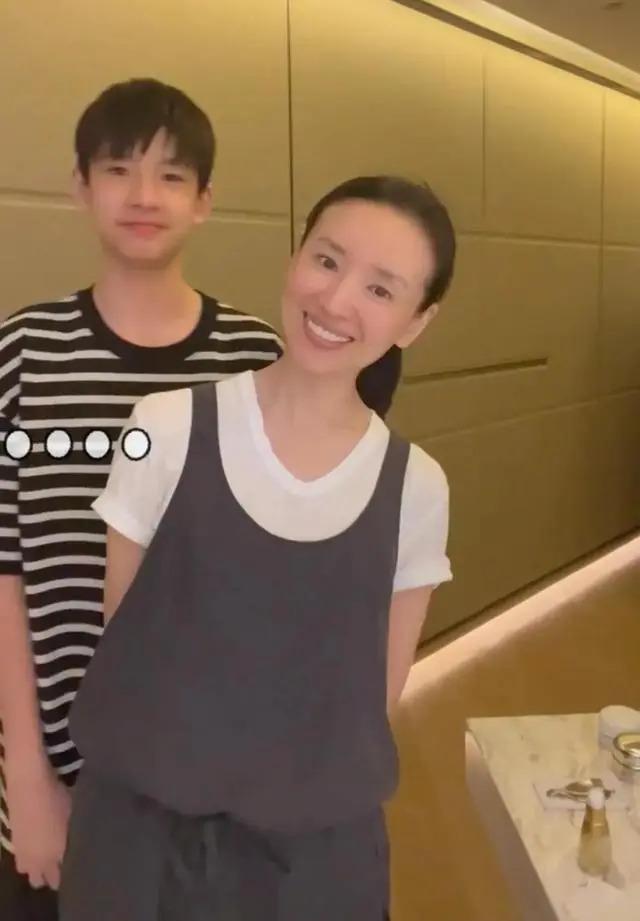 董洁分享母子有趣日常，14岁顶顶高出妈妈半个头