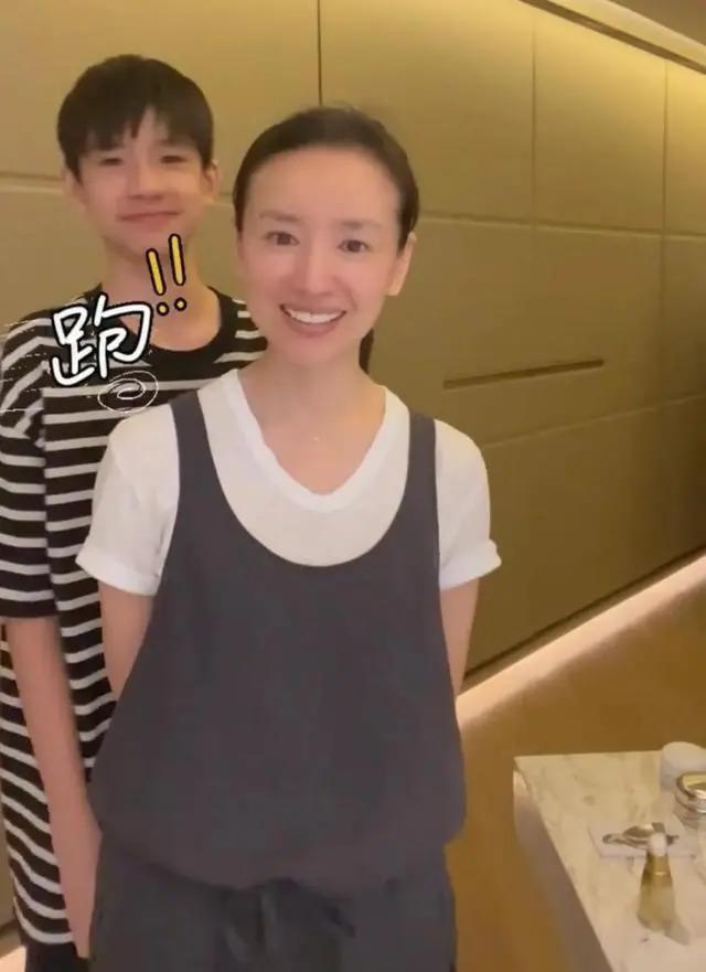 董洁分享母子有趣日常，14岁顶顶高出妈妈半个头