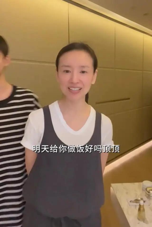 董洁分享母子有趣日常，14岁顶顶高出妈妈半个头