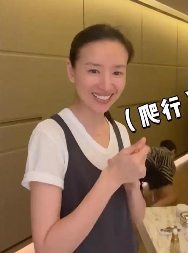 董洁分享母子有趣日常，14岁顶顶高出妈妈半个头