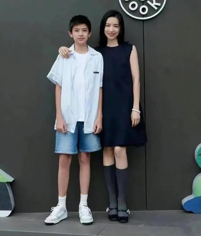 董洁分享母子有趣日常，14岁顶顶高出妈妈半个头