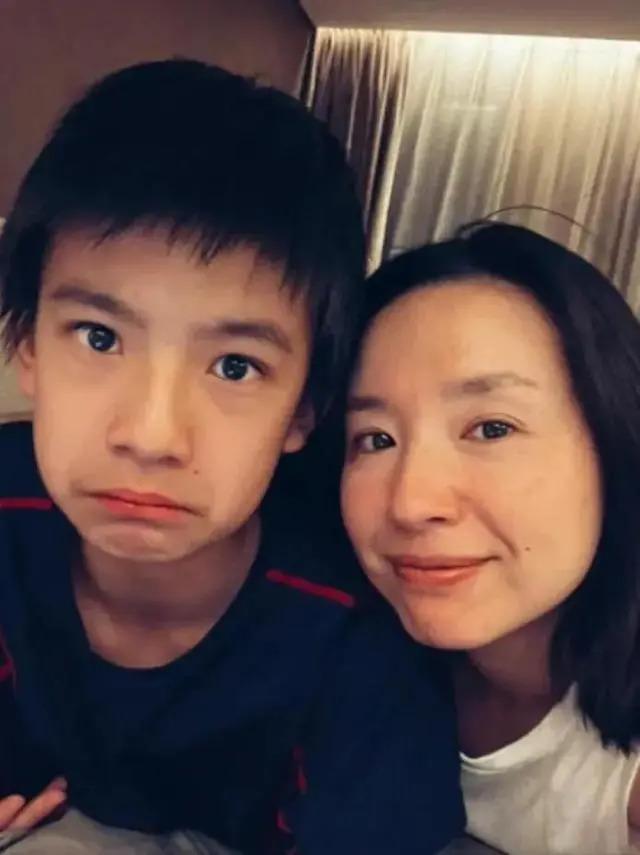 董洁分享母子有趣日常，14岁顶顶高出妈妈半个头