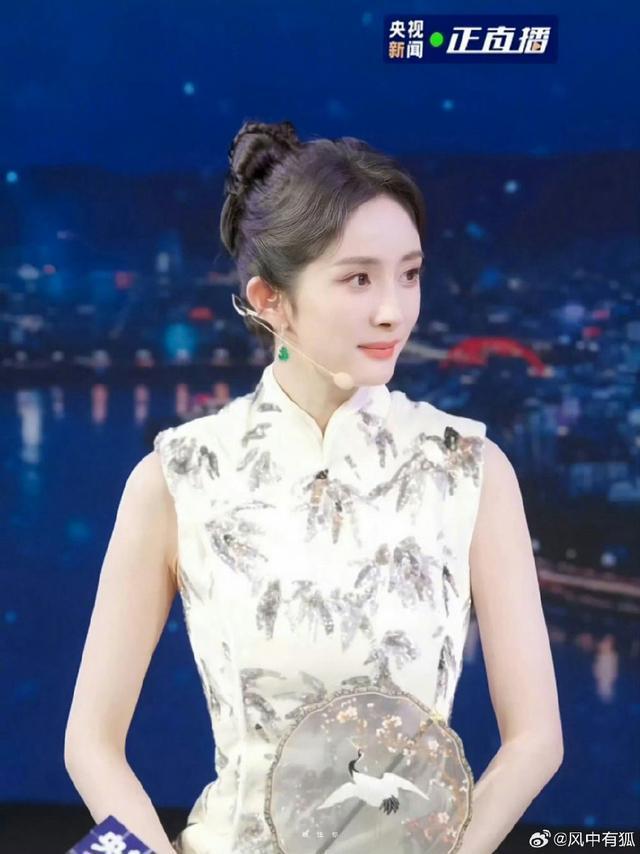 杨幂央视中秋晚会探班直播 穿古典中国风旗袍韵味十足