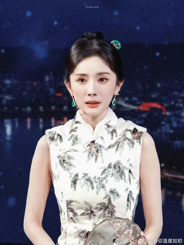 杨幂央视中秋晚会探班直播 穿古典中国风旗袍韵味十足