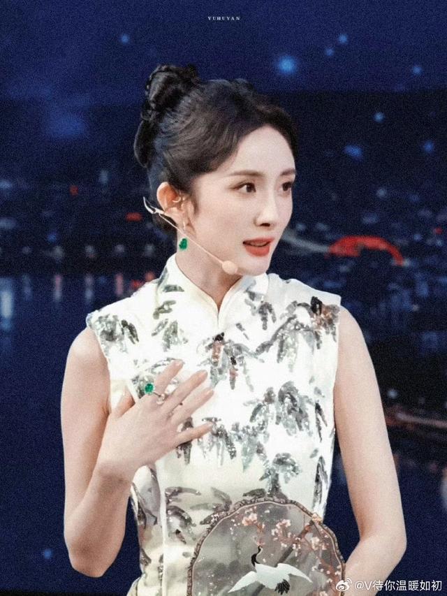 杨幂央视中秋晚会探班直播 穿古典中国风旗袍韵味十足