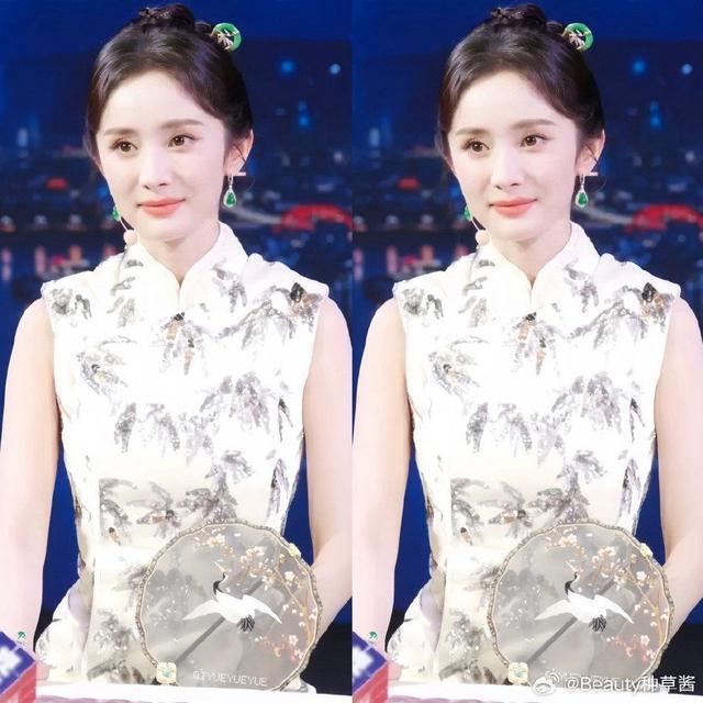 杨幂央视中秋晚会探班直播 穿古典中国风旗袍韵味十足