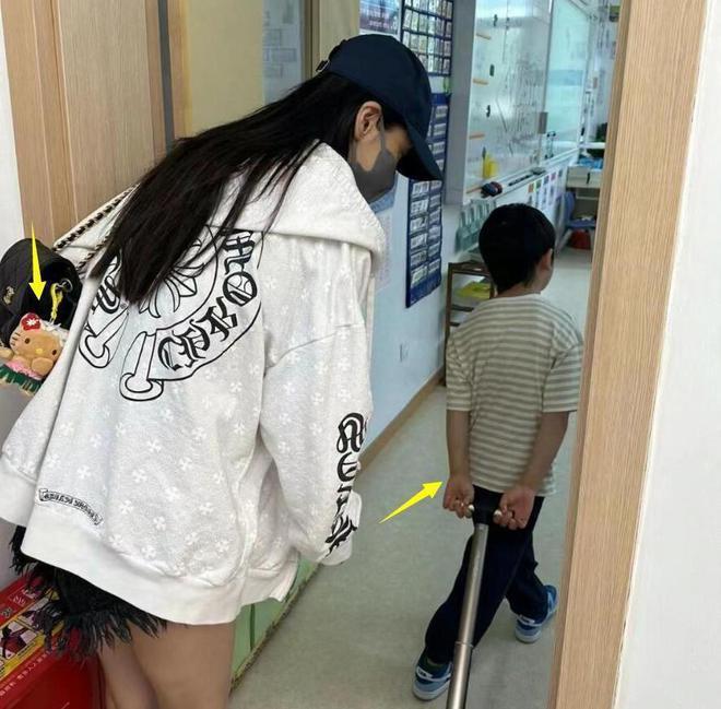 baby送儿子上学被拍 和黄晓明一起在家长群内