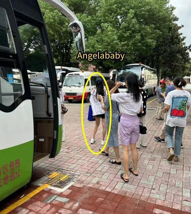 baby送儿子上学被拍 和黄晓明一起在家长群内