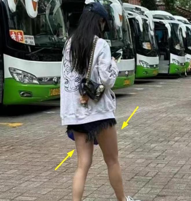 baby送儿子上学被拍 和黄晓明一起在家长群内
