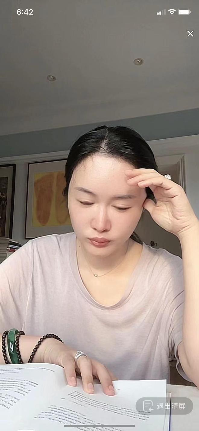 张纪中娇妻凌晨6点直播看书 戴钻戒翡翠被批作秀