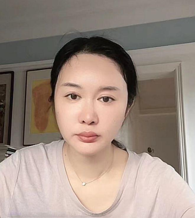 张纪中娇妻凌晨6点直播看书 戴钻戒翡翠被批作秀