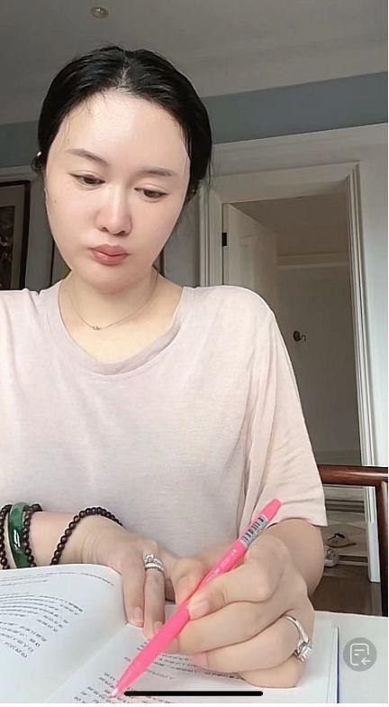 张纪中娇妻凌晨6点直播看书 戴钻戒翡翠被批作秀
