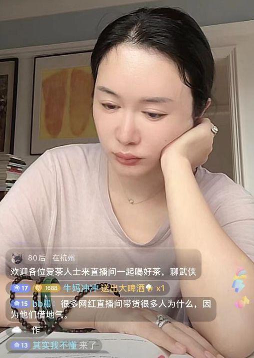 张纪中娇妻凌晨6点直播看书 戴钻戒翡翠被批作秀