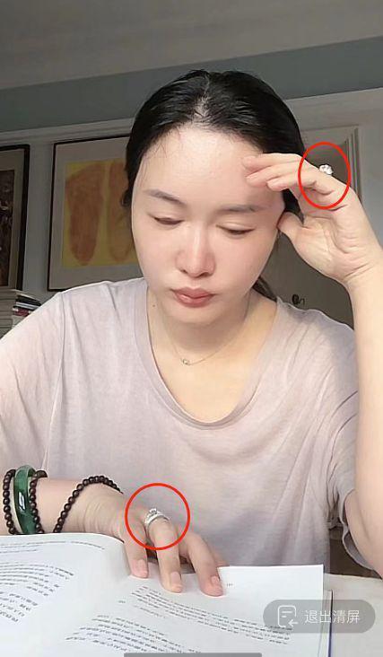 张纪中娇妻凌晨6点直播看书 戴钻戒翡翠被批作秀